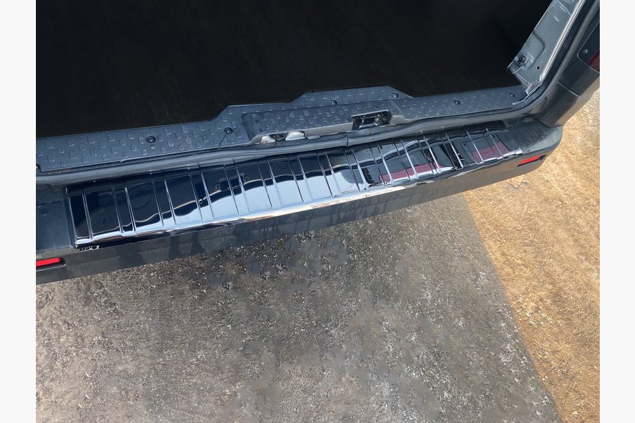 Renault Trafic 2015- Heckstoßstangenabdeckung Schwarz Chrom (Edelstahl) Image
