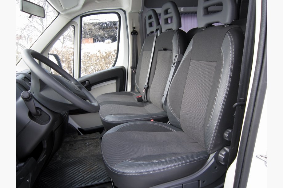 Renault Trafic 2015- Autositzbezüge (Stoff + Kunstleder, Premium) Vordersitze (2+1) Image