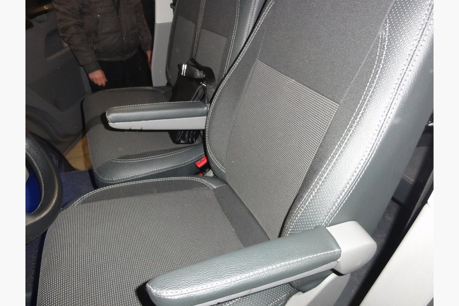 Volkswagen T5 Caravelle 2004-2010 Autositzbezüge (Kunstleder und Stoff, Premium) Foto 3