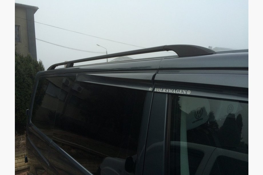 Volkswagen T5 Multivan 2003–2010 Schwarze Dachreling Lange Basis, Metallfuesse Foto 3