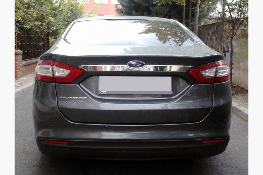 Ford Mondeo 2014-2022 Chromleiste über dem Kennzeichen (Edelstahl) Image