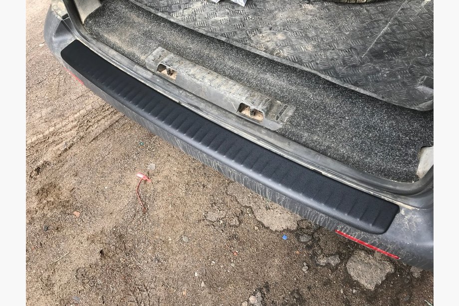 Volkswagen T5 Multivan 2003–2010 Heckstoßstangenschutz mit Kante (ABS-Kunststoff) Glanzend Foto 2