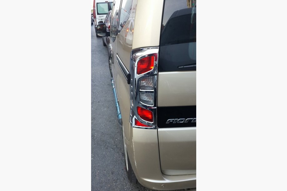 Fiat Fiorino/Qubo 2008-2024 Chrom Rückleuchten Abdeckung mit Biegung (2 Stk, Kunststoff) Foto 3