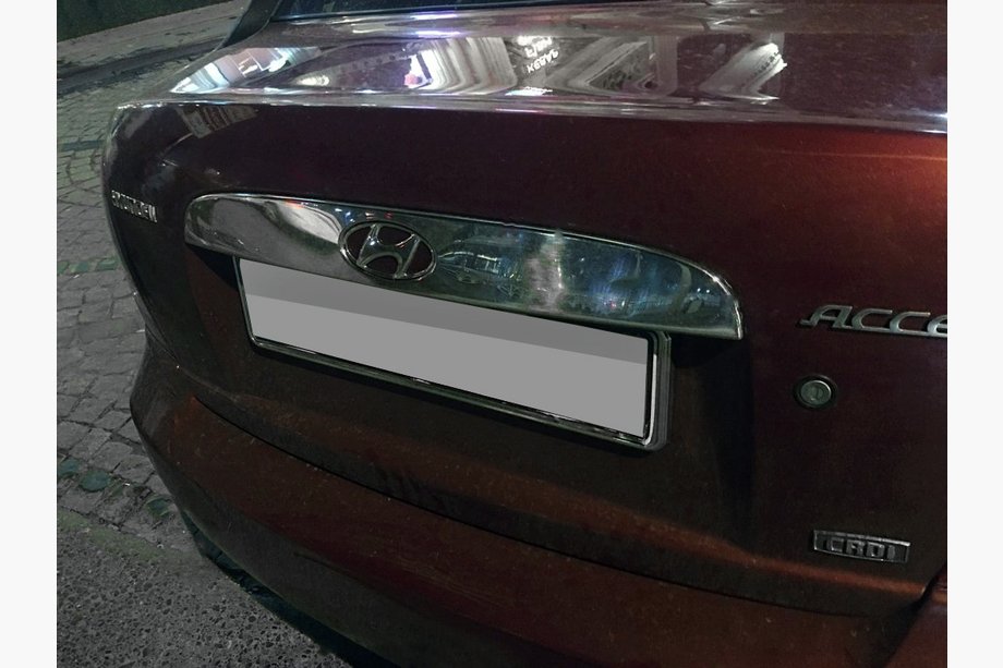 Hyundai Accent 2006-2010 Chromleiste über dem Kennzeichen (Edelstahl) Image