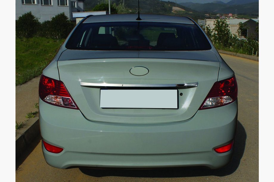 Hyundai Accent 2011-2017 Chromleiste über dem Kennzeichen (Edelstahl) OmsaLine - Italienischer Edelstahl Image