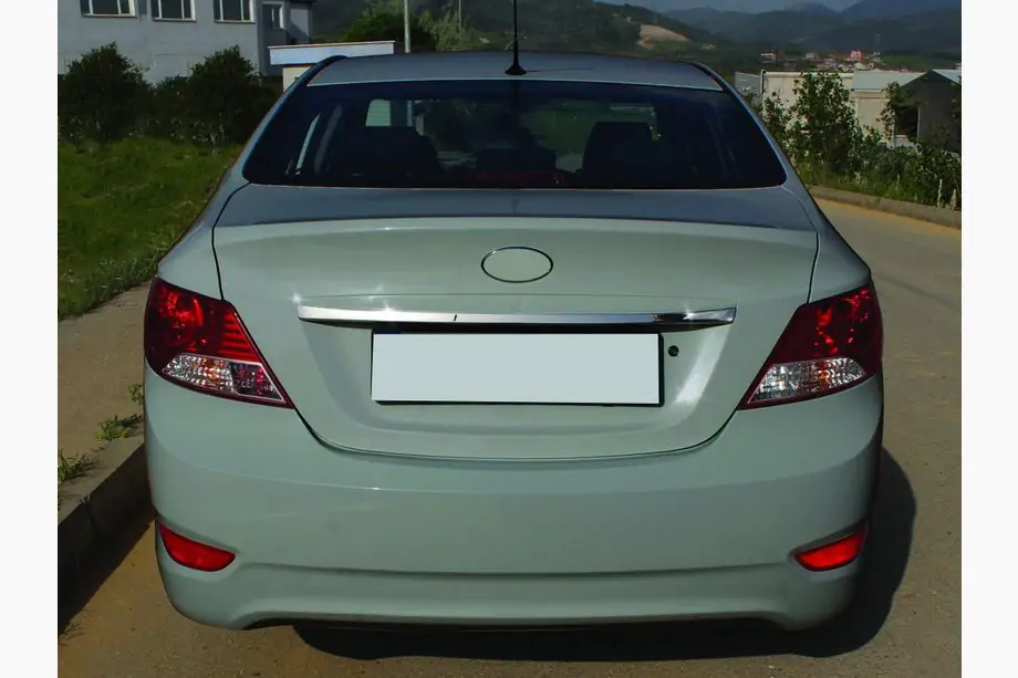 Hyundai Accent 2011-2017 Chromleiste über dem Kennzeichen (Edelstahl) Image