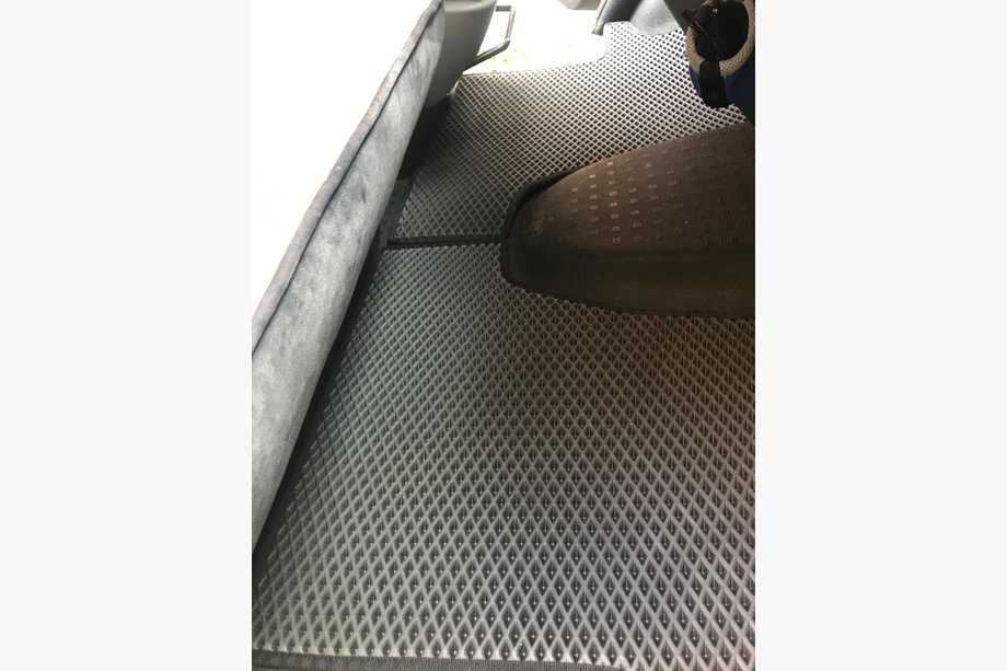 Volkswagen T5 Multivan 2003–2010 EVA Fußmatten (schwarz, vorne, für 2+1) Image