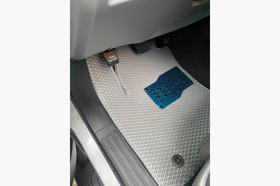 Toyota Sequoia 2007-2022 Polyurethan Fußmatten 3 Reihen (EVA, grau) Mittelreihe - Durchgang Image