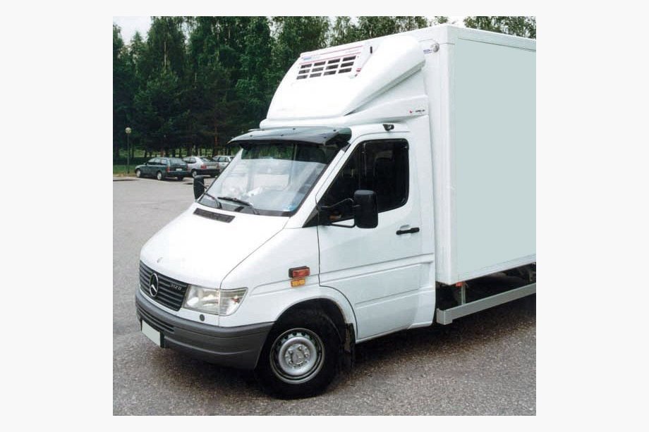 Mercedes Sprinter W901/902/903/904/905 1995–2006 Frontscheibenblende (schwarz glanz, 5mm) Foto 10