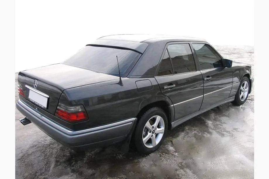 Mercedes E-class W124 1984–1997 Heckspoilerblende (GFK, grundiert zum Lackieren) Image