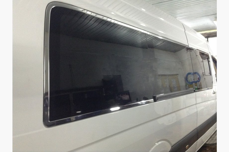 Mercedes Sprinter W906 2006–2018 Komplette Fensterumrandung Long / ExtraLong (Edelstahl) Image