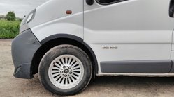 Renault Trafic 2001–2015 Radlaufverbreiterungen (4 Stk, schwarz) 2001-2007, schwarzes Metall, vorne + hinten Foto 4
