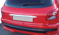 Peugeot 206 1998-2024 Chromleiste über dem Kennzeichen (2004↗, ABS) Foto 2