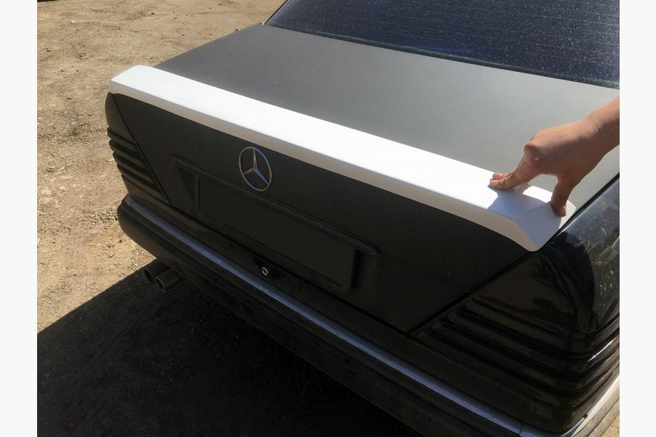 Mercedes E-class W124 1984–1997 Heckspoiler (grundiert zum Lackieren) Image