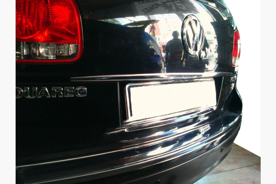 Volkswagen Touareg 2002–2010 Chromleiste über dem Kennzeichen (Edelstahl) Image