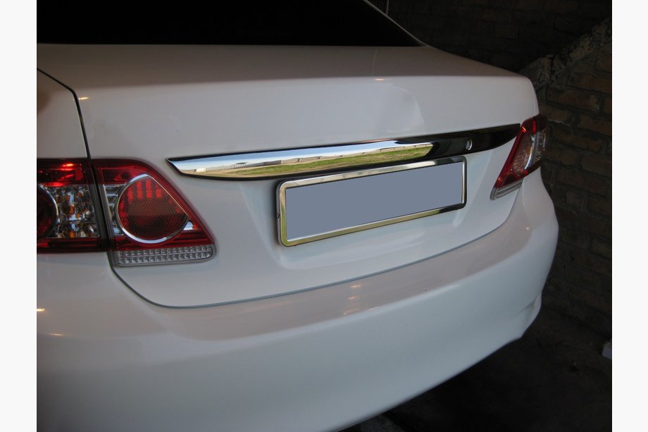 Toyota Corolla 2007-2013 Chromleiste über dem Kennzeichen 2010-2013 (Edelstahl) Image