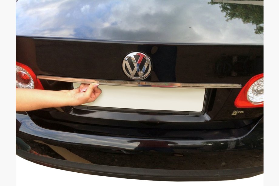 Volkswagen Jetta 2006-2011 Chromleiste über dem Kennzeichen (Edelstahl) Image