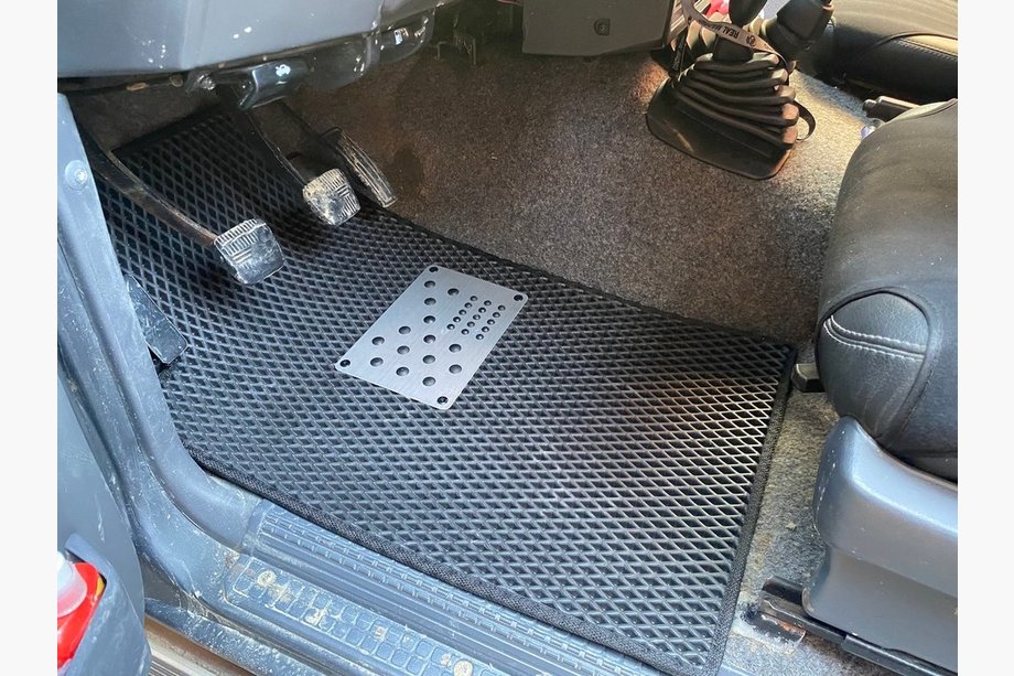 Nissan Patrol Y60 1988–1997 EVA Fußmatten (schwarz) Image