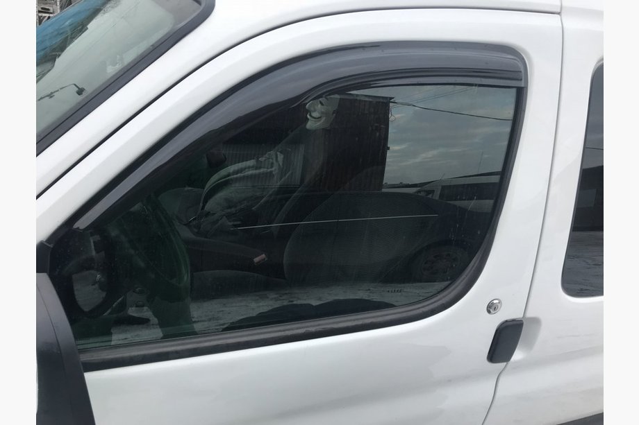 Peugeot Partner 1996-2008 Windabweiser Schwarz (2 Stk, DDU-Aomis) Image