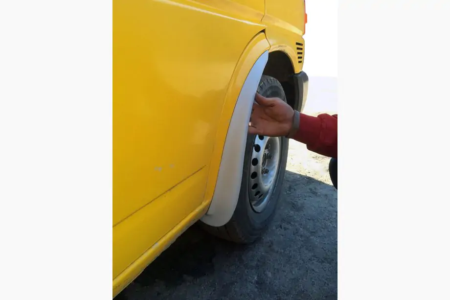 Volkswagen T4 Caravelle/Multivan 1990–2003 Vordere Spritzlappen (2 Stk, Fiberglas) Image