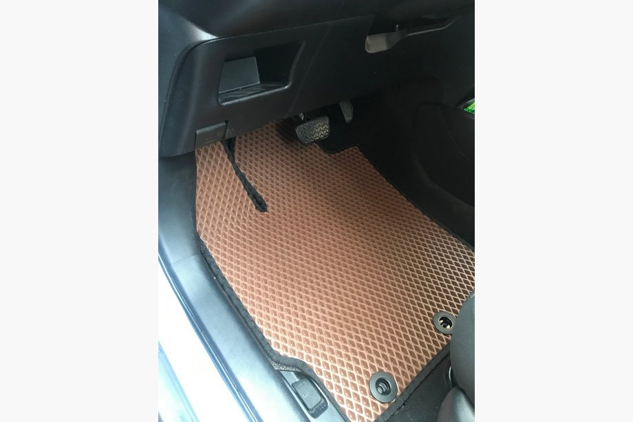 Toyota Yaris 2010-2020 EVA Fußmatten DVS (ziegelrot) Image