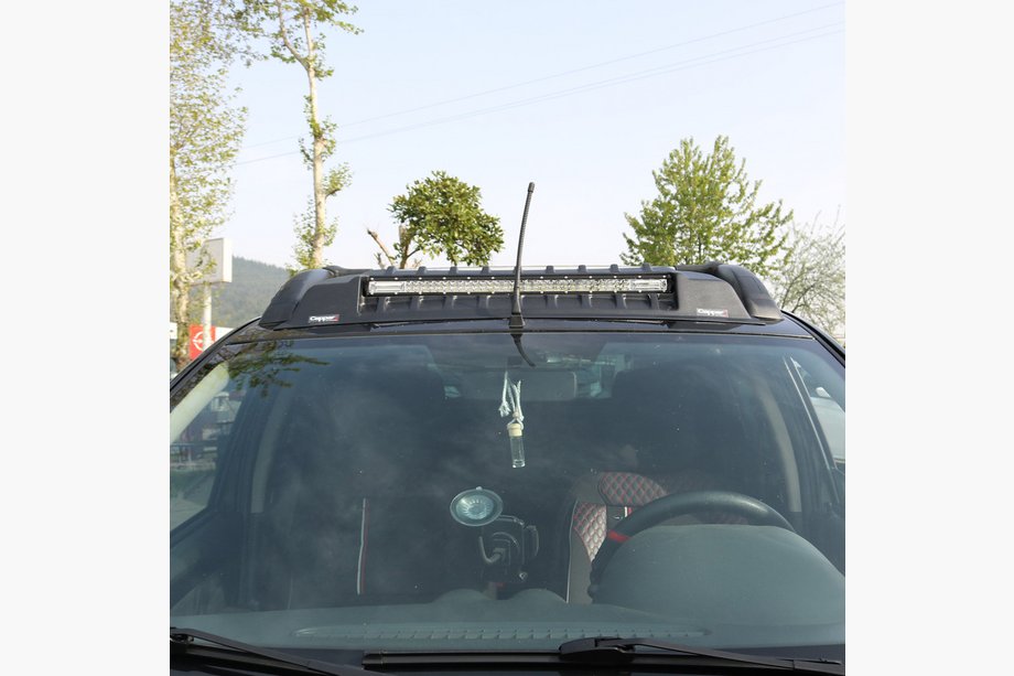Nissan Patrol Y60 1988–1997 Windschutzscheibenblende V3 (LED) Foto 2