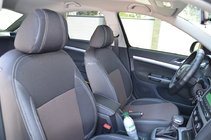 Skoda Octavia II A5 2006-2010 Autositzbezüge (Kunstleder↗Stoff, Premium) Foto 5
