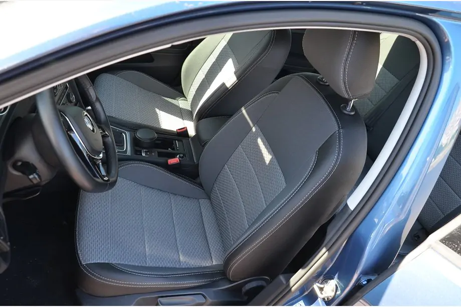 Volkswagen Golf 7/E-Golf 2012-2020 Autositzbezüge (Kunstleder↗Stoff, Premium) Image