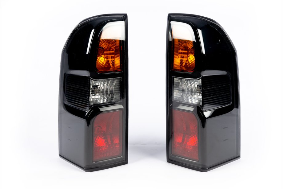 Nissan Patrol Y61 1997-2011 Rückleuchten Dark Safari (2004-2008, 2 Stück) Image
