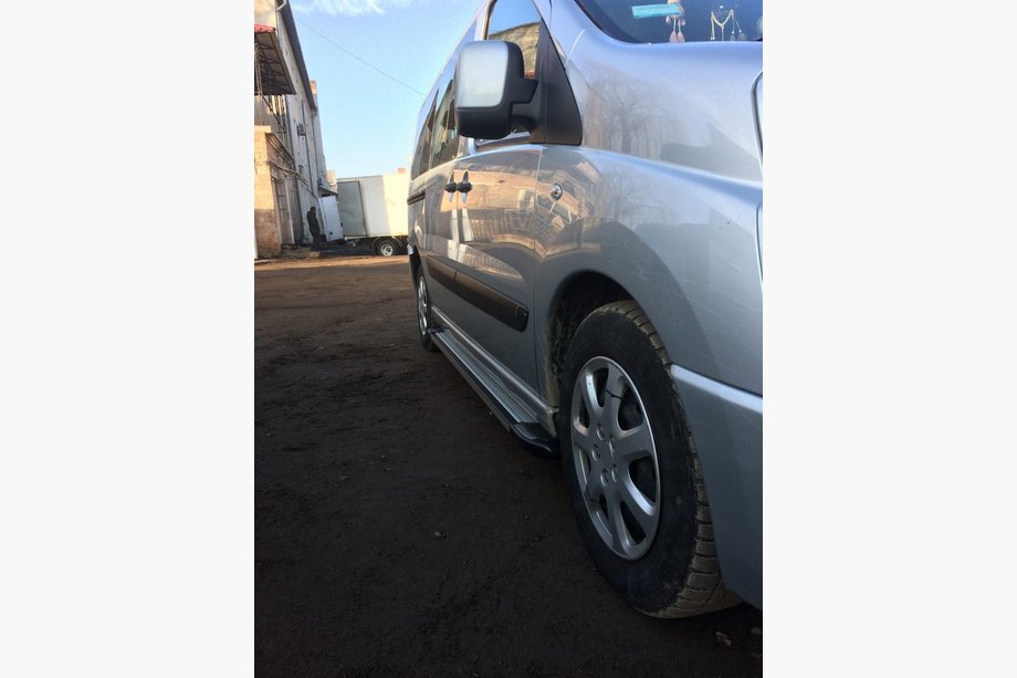 Opel Vivaro 2019- Trittbretter Rainbow (2 Stk., Aluminium) M – Mittlerer Radstand Foto 6