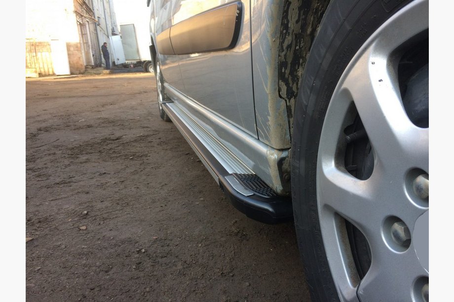 Opel Vivaro 2019- Trittbretter Rainbow (2 Stk., Aluminium) M – Mittlerer Radstand Foto 3