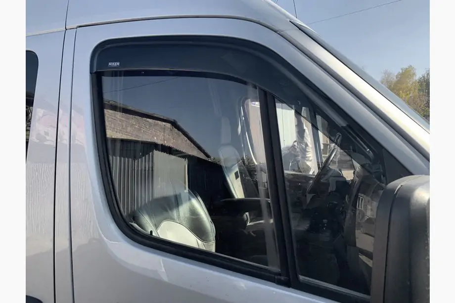 Mercedes Sprinter W906 2006–2018 Windabweiser zum Kleben (2 Stk, Niken) Image