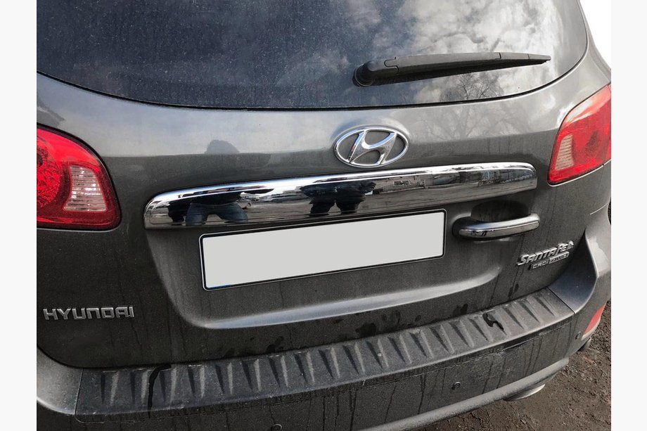 Hyundai Santa Fe 2 2006-2012 Chromleiste über dem Kennzeichen (Edelstahl) Image