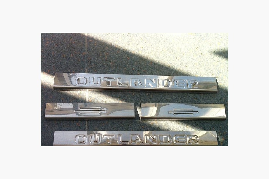 Mitsubishi Outlander 2012-2021 Einstiegsleisten Carmos (4 Stk., Edelstahl) Image