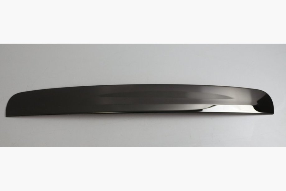 Nissan Qashqai 2010-2014 Kofferraumleisten über dem Kennzeichen Schwarz Chrom (Edelstahl) Image
