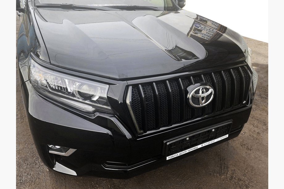 Toyota Land Cruiser Prado 150 2009-2023 Frontgrill 2017↗ LED (Zeus Black, mit Black Wimpern) Image