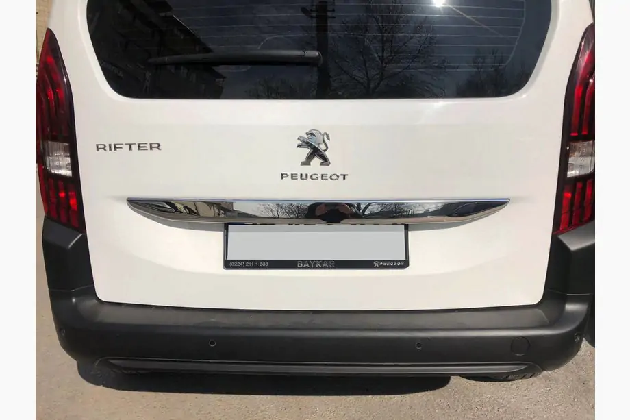 Peugeot Partner/Rifter 2019- Chromleiste über dem Kennzeichen (Edelstahl) Image