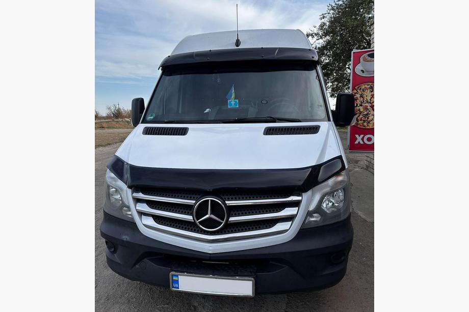 Mercedes Sprinter W906 2006–2018 Frontscheibenblende am Rahmen V2 (schwarz glanz, 5mm) Foto 12
