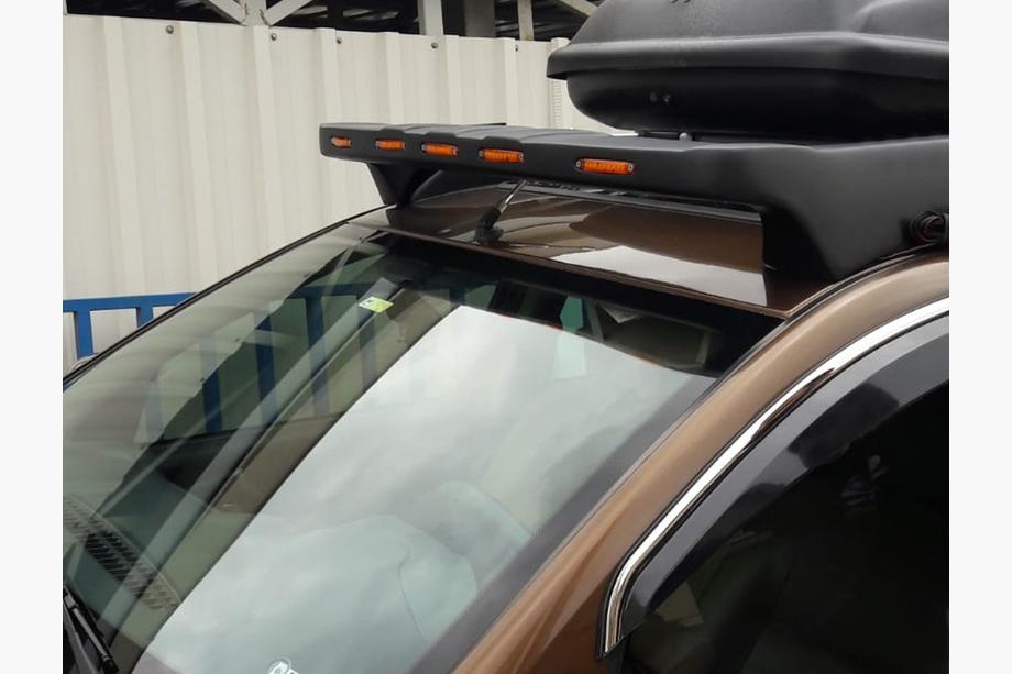 Dacia Duster 2008-2018 Frontscheibenblende V1 (LED, Schwarz Matt) Image