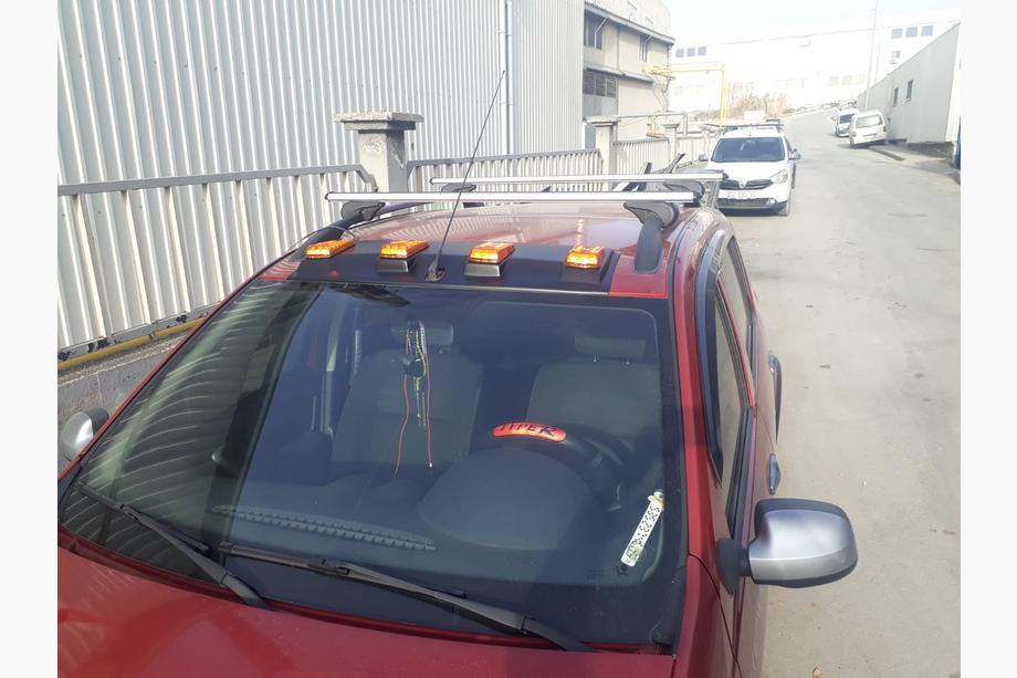 Dacia Sandero 2007-2013 Windschutzscheibenblende (LED, Schwarz Matt) Image