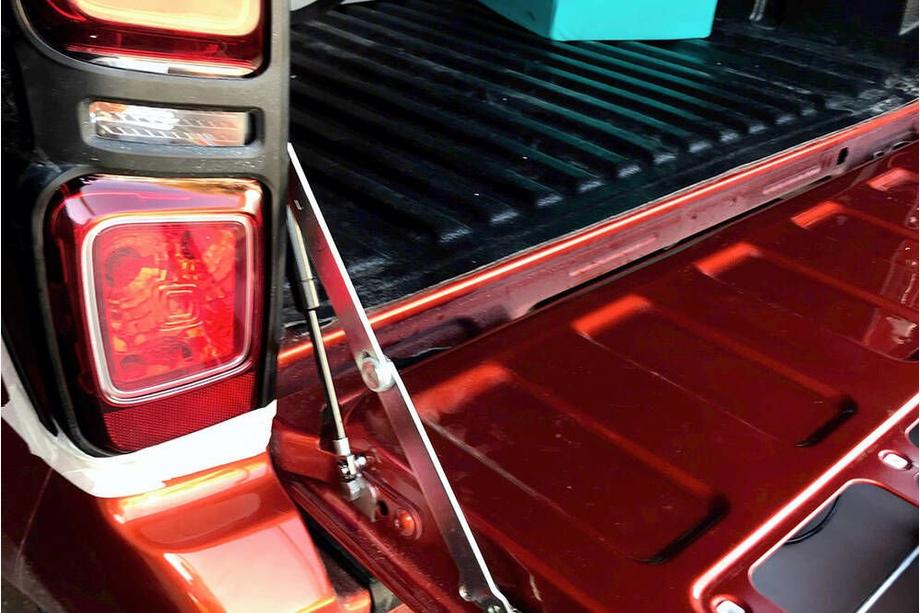 Isuzu D-Max 2019- Heckklappendämpfer Image
