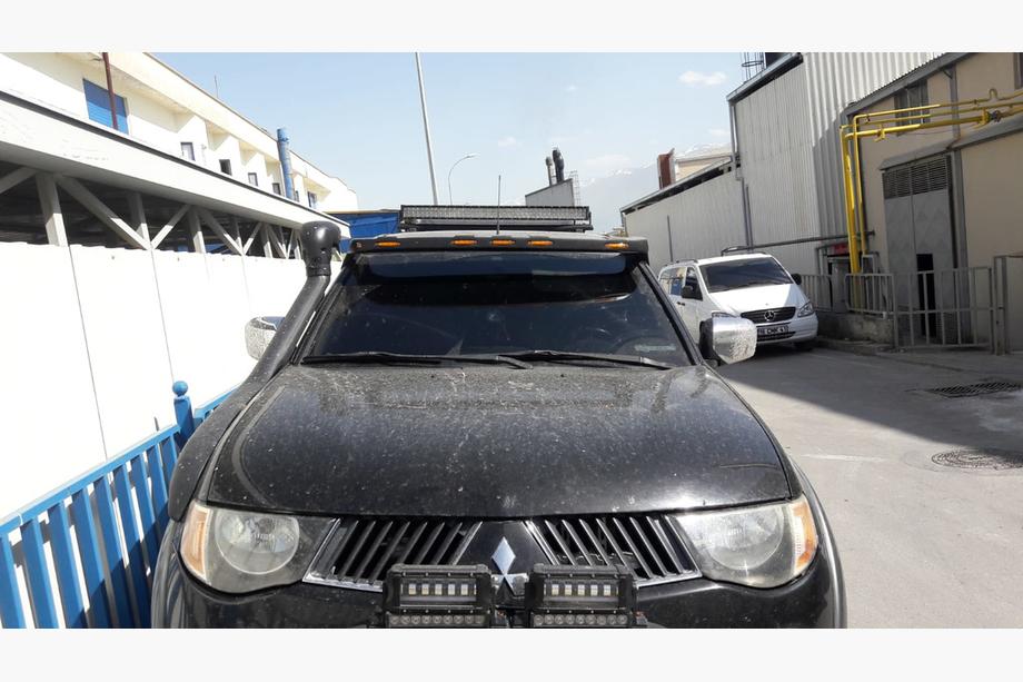 Mitsubishi L200 2006-2015 Windschutzscheibenblende (Meliset LED) Foto 2
