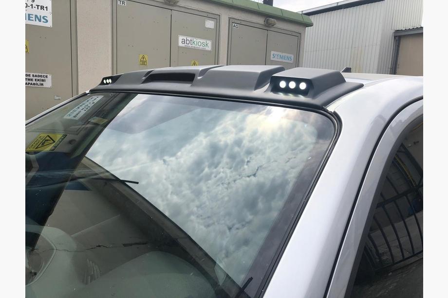 Nissan Navara/NP300 2016- Windschutzscheibenblende (Meliset LED V1) Image