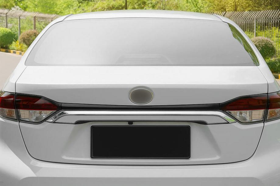 Toyota Corolla 2019- Chromleiste über dem Kennzeichen (Edelstahl) Image