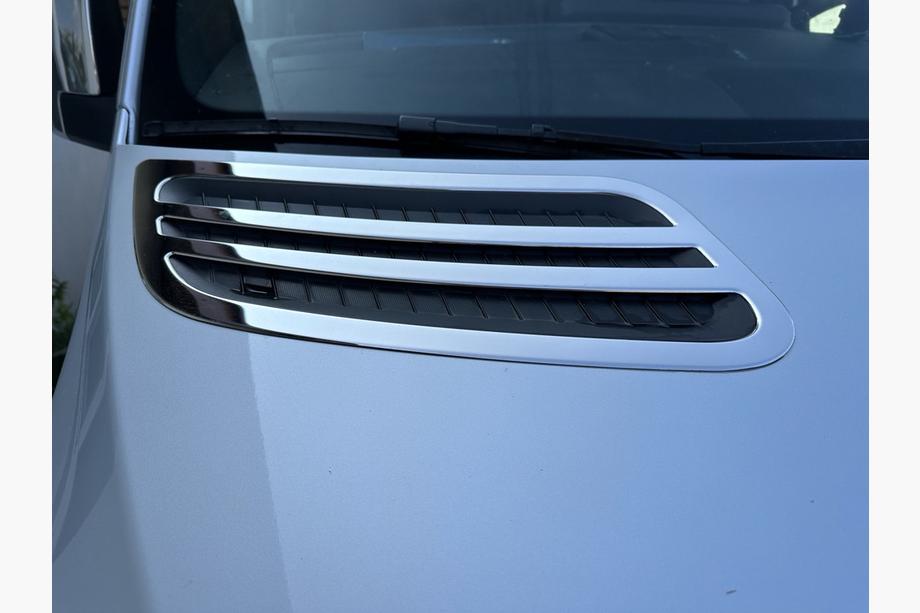 Mercedes Sprinter W907/W910 2018- Lufteinlass Abdeckungen OmsaLine (2 Stk., Edelstahl) Image
