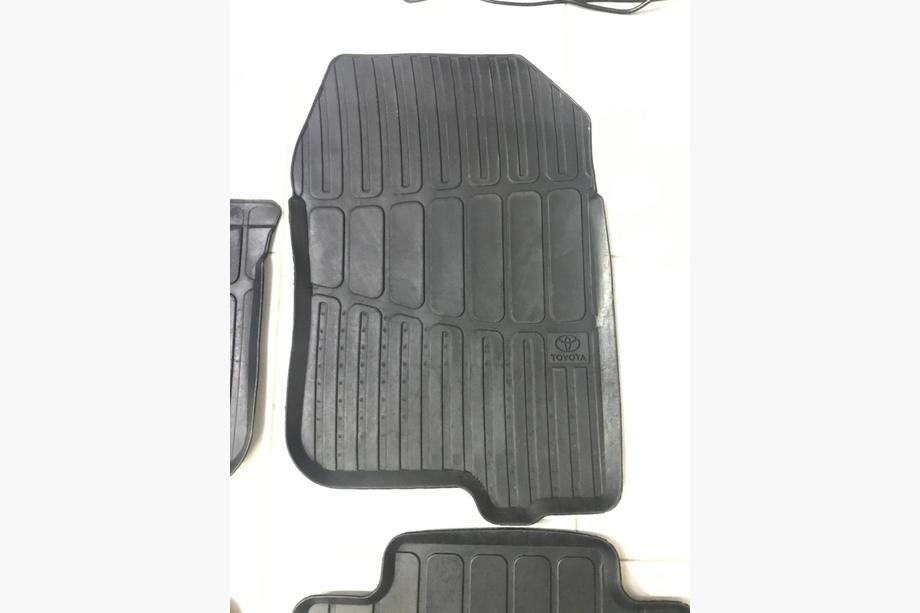 Toyota Land Cruiser Prado 150 2009-2023 Gummimatten (2013-2022, Original) Gebraucht Foto 5