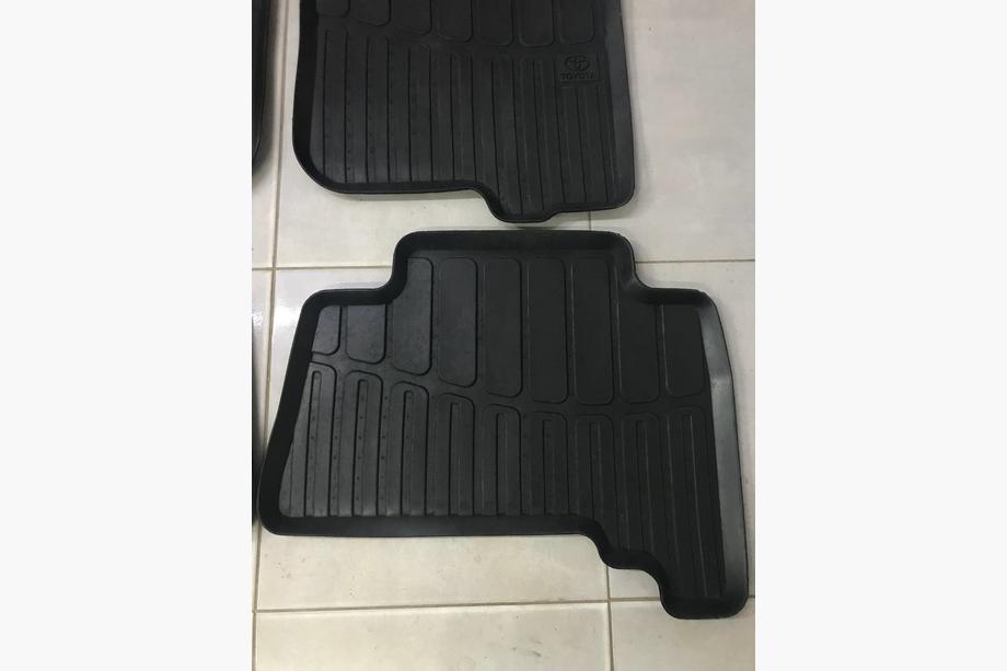 Toyota Land Cruiser Prado 150 2009-2023 Gummimatten (2013-2022, Original) Gebraucht Foto 3