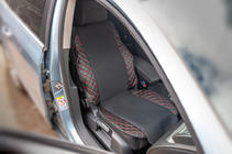 Autositzauflage ECO und Stoff (1 Stk, Schwarz mit roter Naht + Stoff) Foto 1