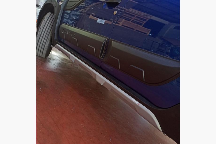 Dacia Duster 2018-2024 Seitenschweller Abdeckungen EuroCap (2 Stk, grau) Image