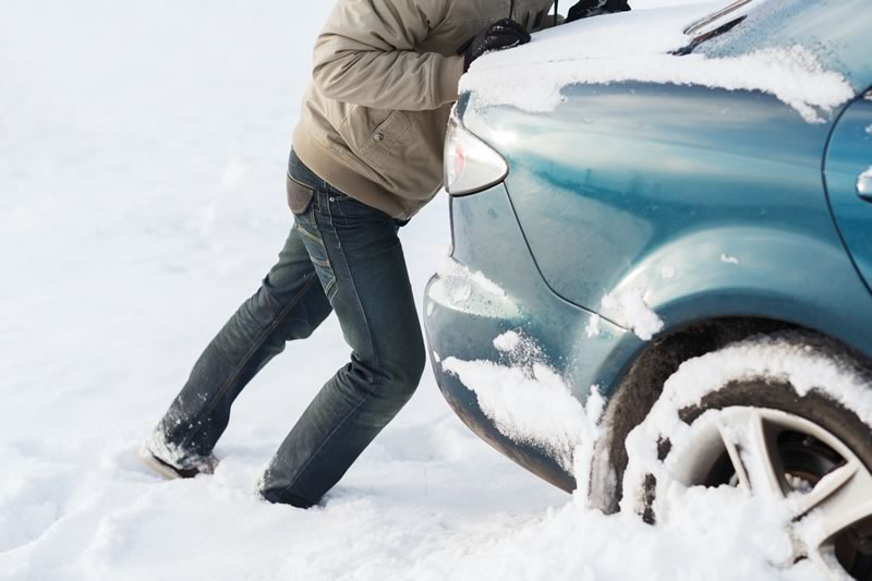 Was tun, wenn das Auto im Schnee stecken bleibt?